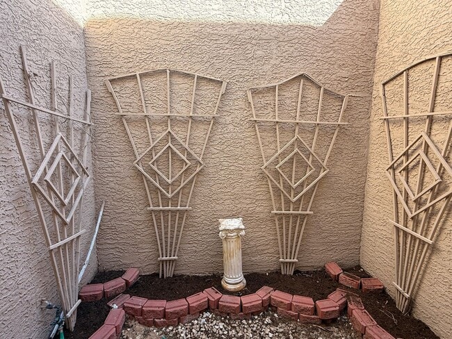 Building Photo - Beautiful 2 bedroom 1.5 Bathroom with attached garage