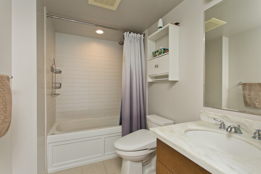 Primary Bathroom - 1009 Kapiolani Blvd