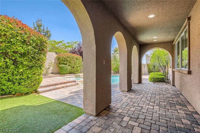 Building Photo - 552 Puenta Del Rey St