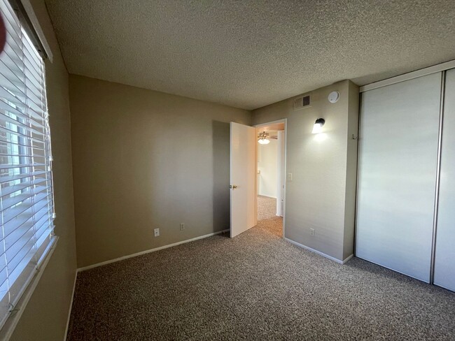 Building Photo - 2 Bedroom / 2 Bathroom Apartment in South ...