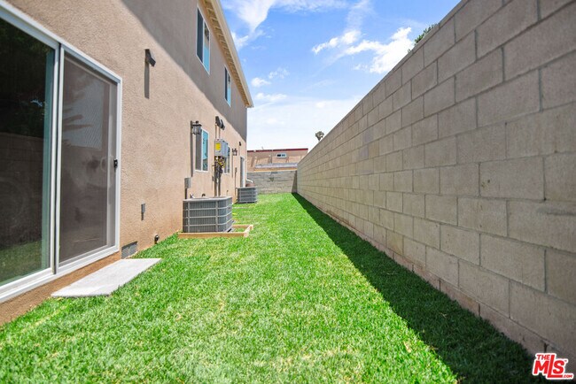 Building Photo - 1120 W 110th St
