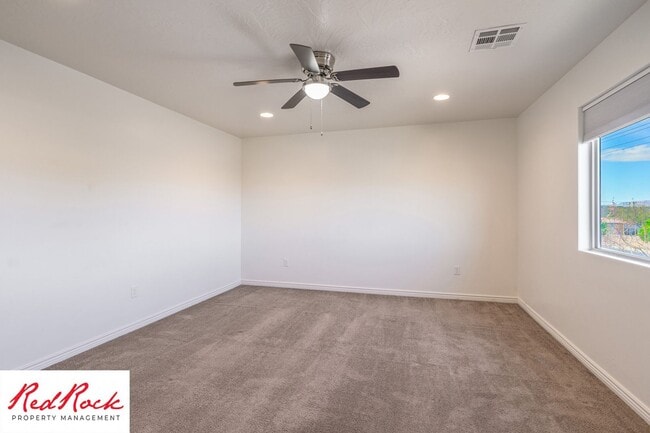 Building Photo - End Unit Fossil Hills Townhome with 3 Beds and 2.5 Baths