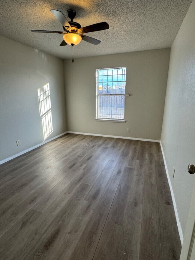 Building Photo - 936 San Pedro Dr SE