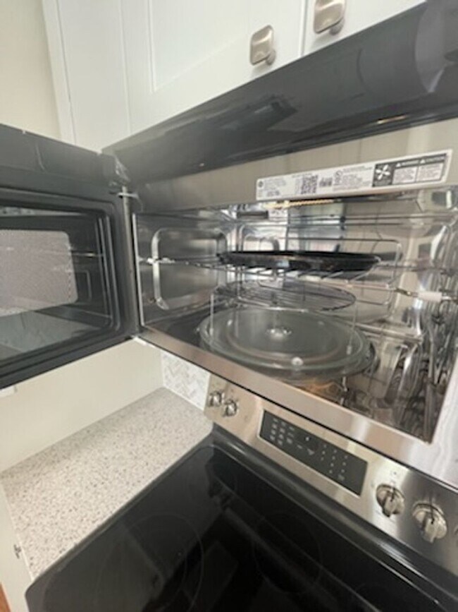 Building Photo - BEAUTIFLLY UPDATED TOWNHOME