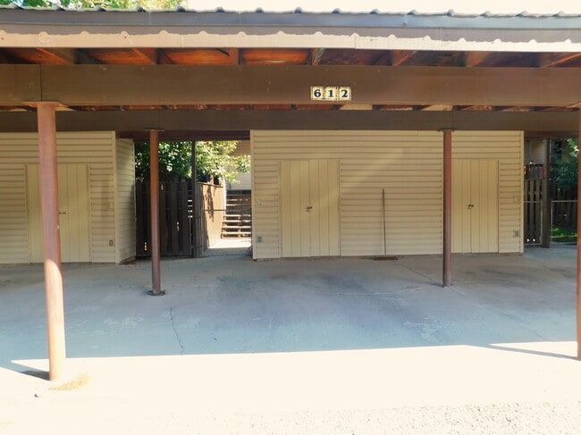 Building Photo - 612 Pine Ave