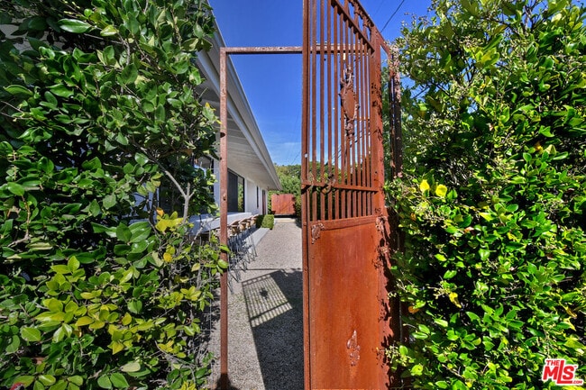 Building Photo - 2145 Linda Flora Dr