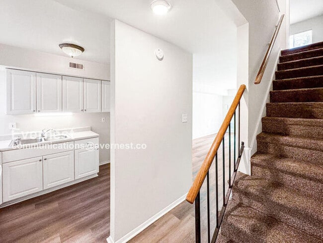 Building Photo - 2 Bed & 1.5 Bath Townhouse in Colonial Heights / Available Now!