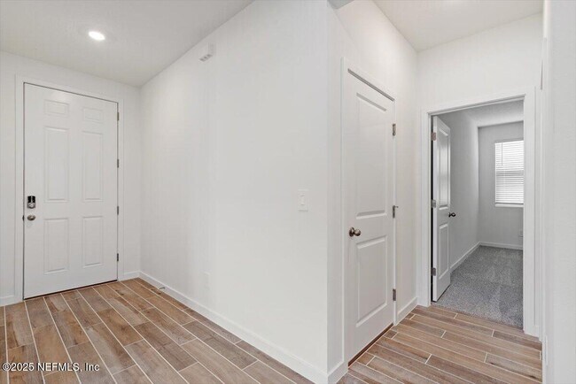 Building Photo - 3299 Lago Vis Dr