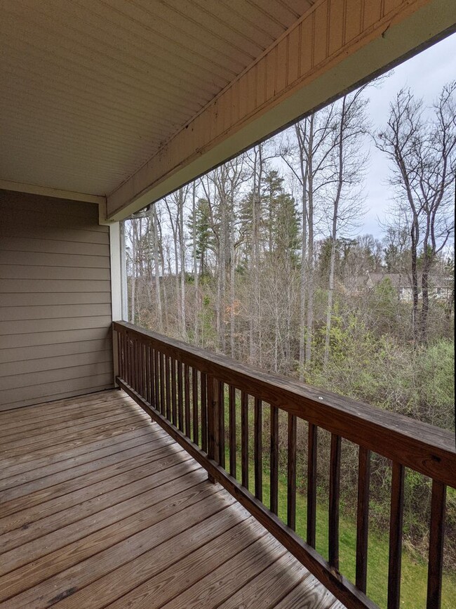 Building Photo - Spacious Condo off Hendersonville Rd
