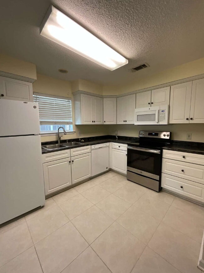 Building Photo - ALL Utilities Included