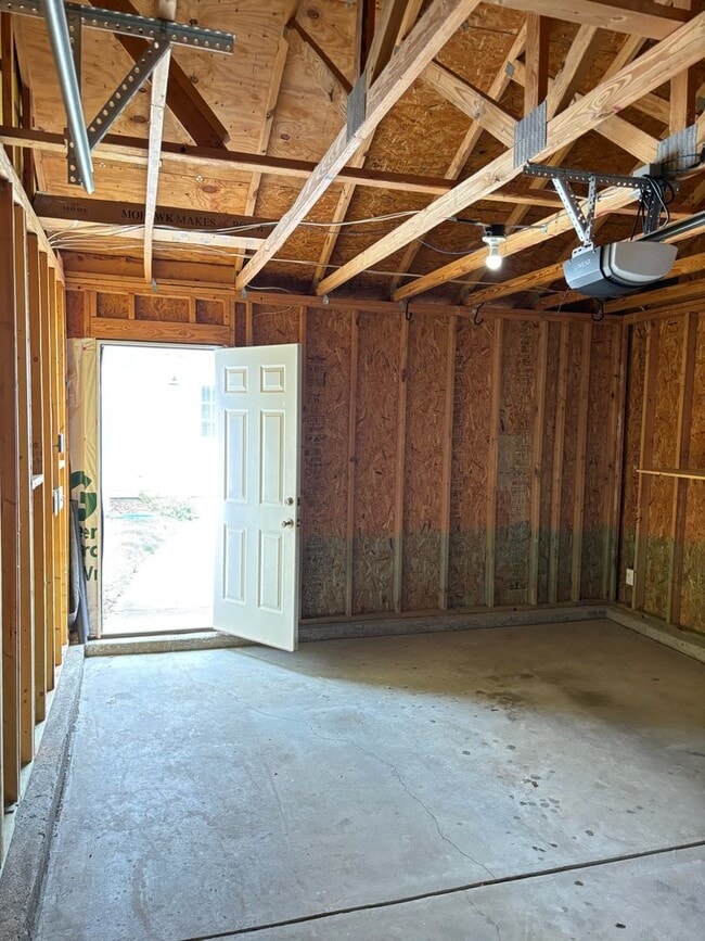 Building Photo - Renovated 3Bd, 2.5Ba End Unit Lake Norman Townhome with Fenced-in Yard and 1 Car Garage Coming Soon