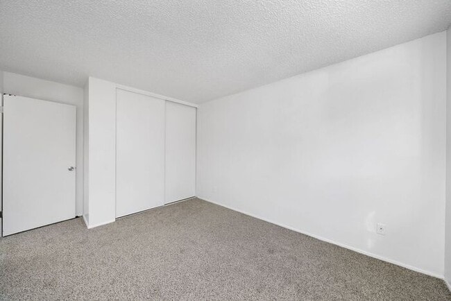 Building Photo - 2 bedroom Available! Pet's welcome!