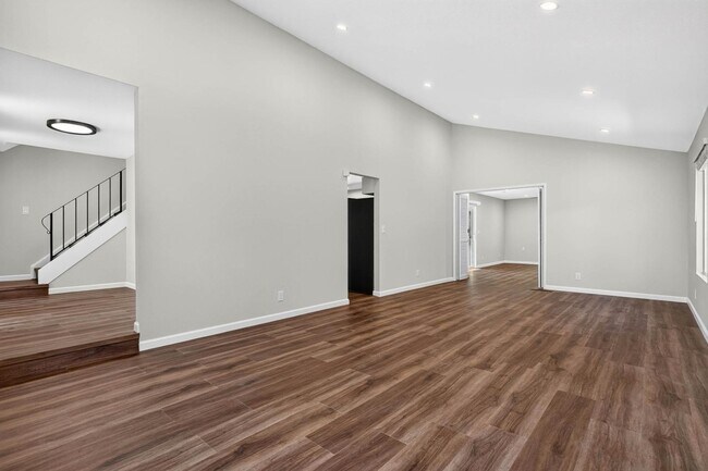 Building Photo - 121 Violet Rd