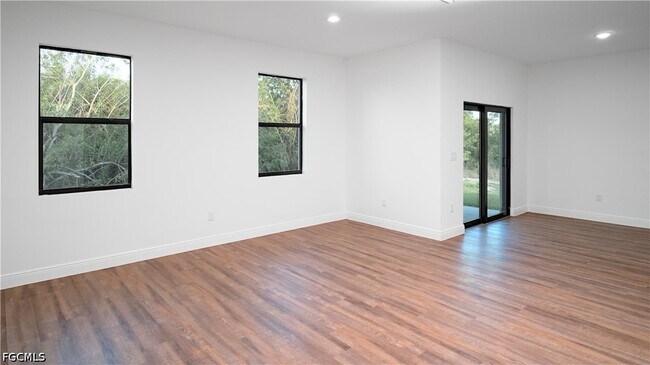 Building Photo - 3027 NE Beechwood Cir