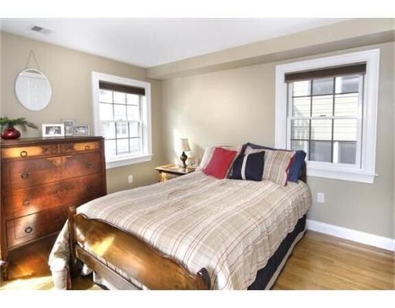 Building Photo - 592 E 2nd St