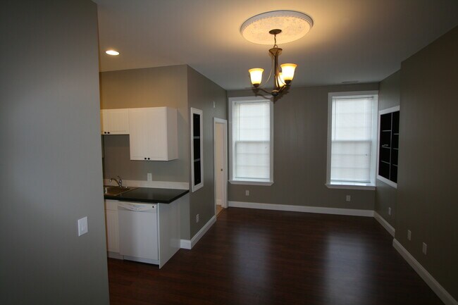 Building Photo - 819 Hollins St
