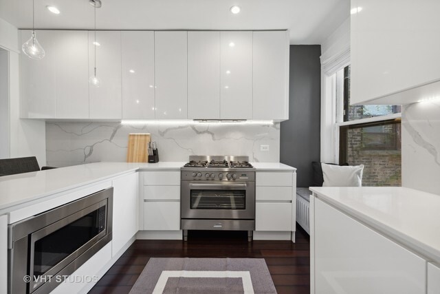 Building Photo - 556 W Roscoe St