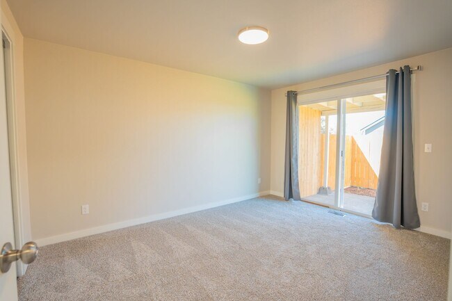 Building Photo - Newly Remodeled Large 2 Bedroom!