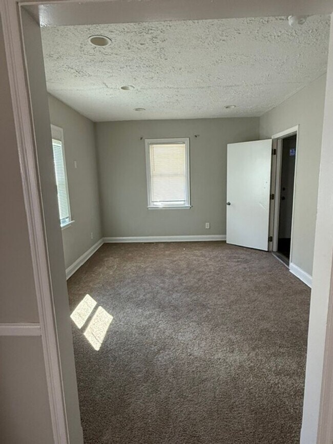Building Photo - Spacious Home for Rent! W/D! Partially Finished Basement! Available Now!