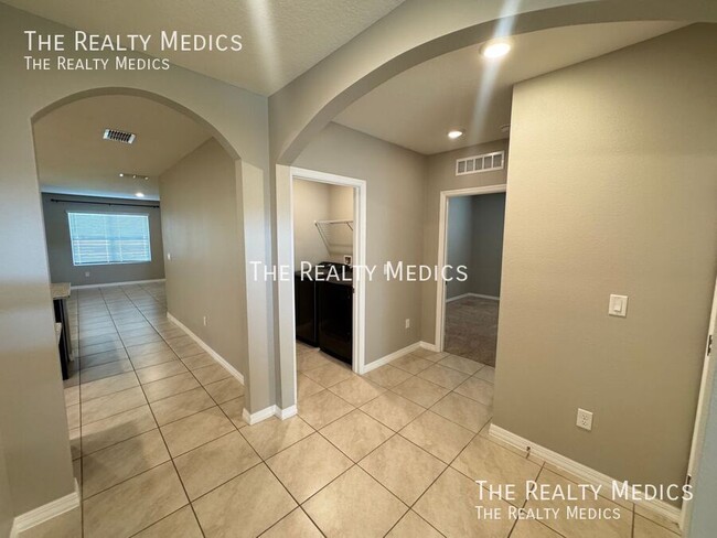 Building Photo - 404 Tanglewood Dr