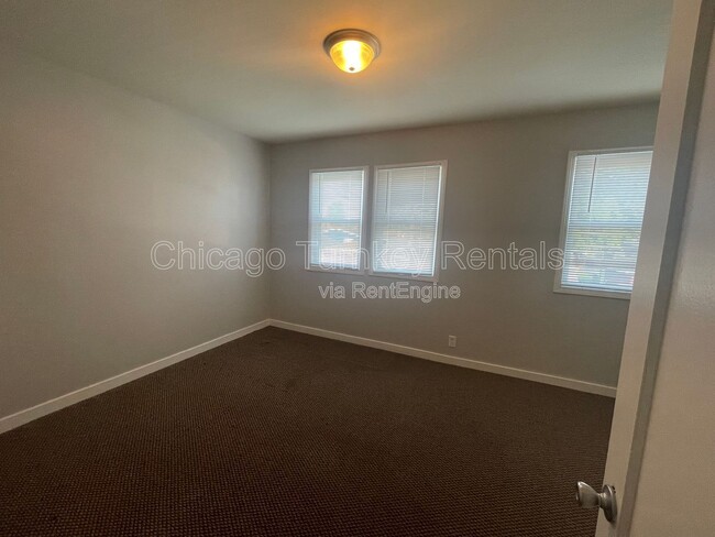 Building Photo - 494 Greenbay Ave