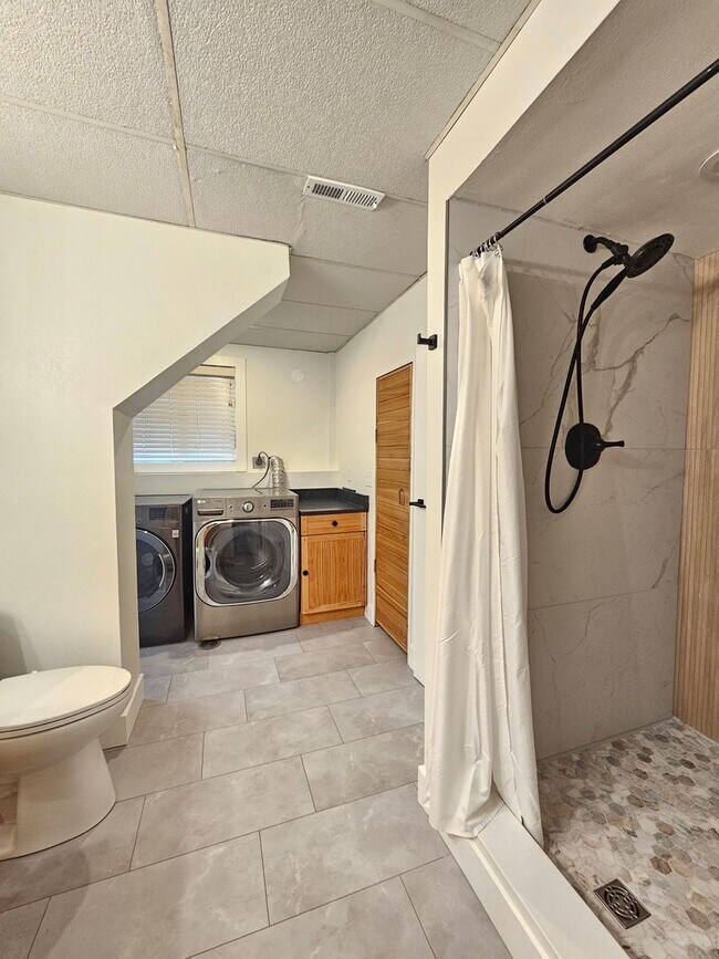 Building Photo - $3,200 - 5 Bed / 3 Bath Beautiful Home in ...