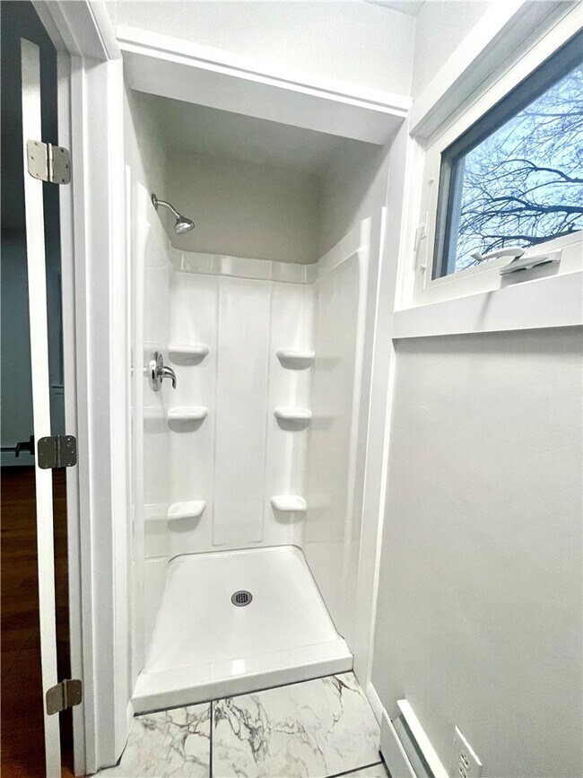 Building Photo - 218 Lynhurst Ave