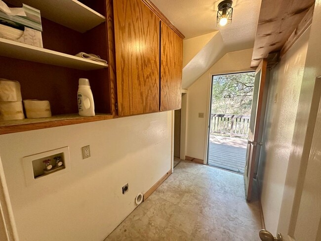 Building Photo - Charming 3 Bedroom 2 Bathroom Home Off Tyl...
