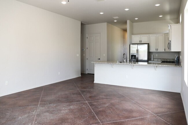 Building Photo - 2 Bed, 2 Bath Townhome