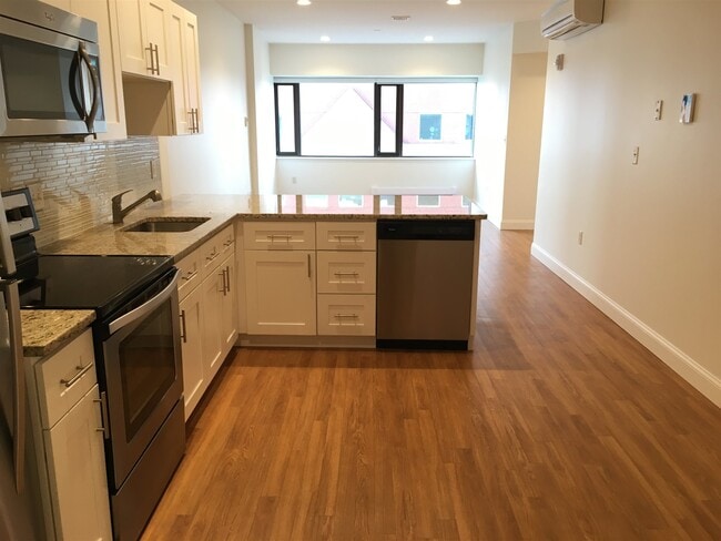 Building Photo - 875 Elm St