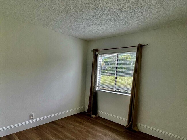 Building Photo - 10874 Royal Palm Blvd