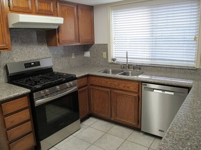 Building Photo - 2118 Hickory Lawn Dr