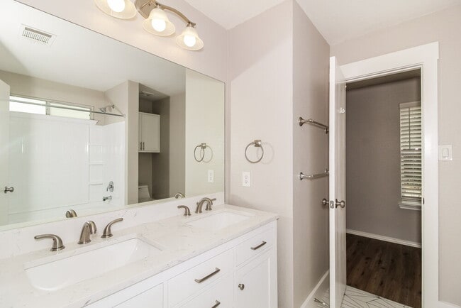 Building Photo - 1021 Shadow Creek Blvd