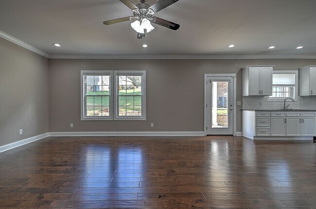 Building Photo - 4 Bedroom / 2.5 Bath Home  Kingsport, TN