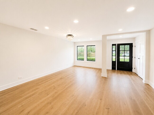 Building Photo - 707 W Woodland Rd