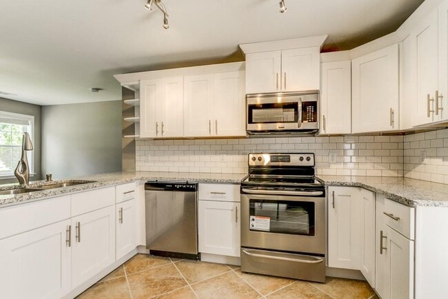 Building Photo - 567 Ashburton Ave