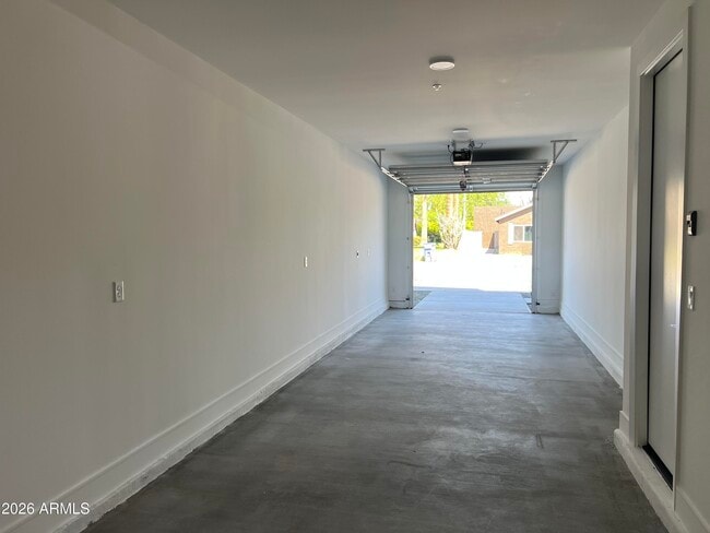 Building Photo - 1015 E Pasadena Ave