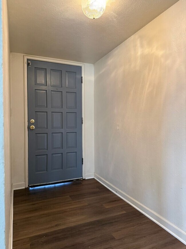 Building Photo - Available NOW! 4/2 With New Exterior Paint!! Move in Special, Half off first month's rent.