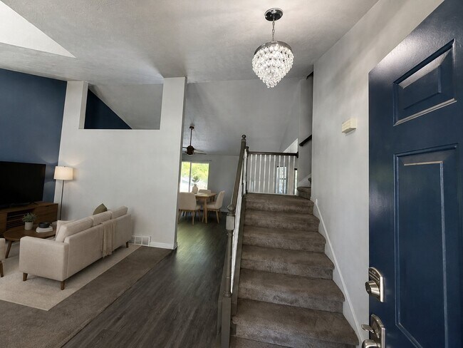 Building Photo - 704 Country Club Dr