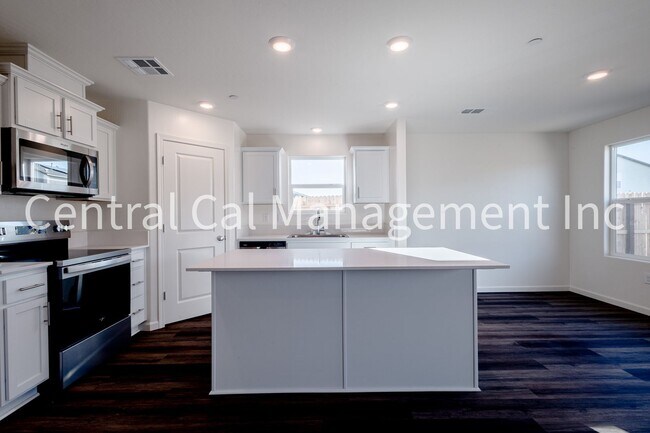 Building Photo - 4 Bedroom/2 Bath Home with Solar in the Desired Southwest - $2500 Per Month!