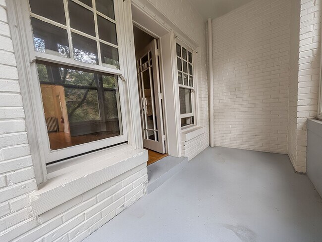 Building Photo - 1304 W Rosemont Ave