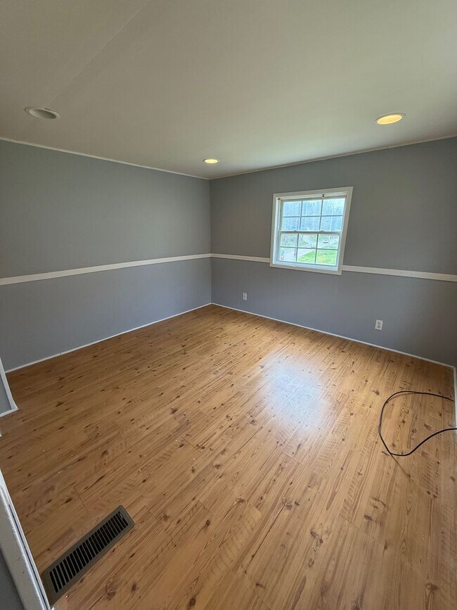 Building Photo - 2 Bedroom / 1 Bath Manufactured Home Kingsport TN