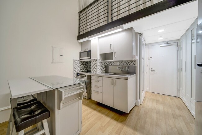 Building Photo - LOFTED STUDIO FOR RENT $2,300/mo
