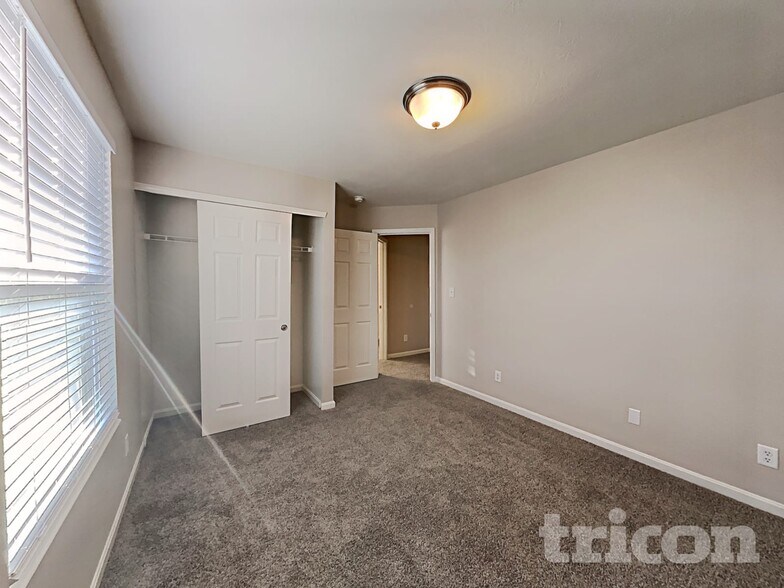 Building Photo - 6077 W Jamison Dr