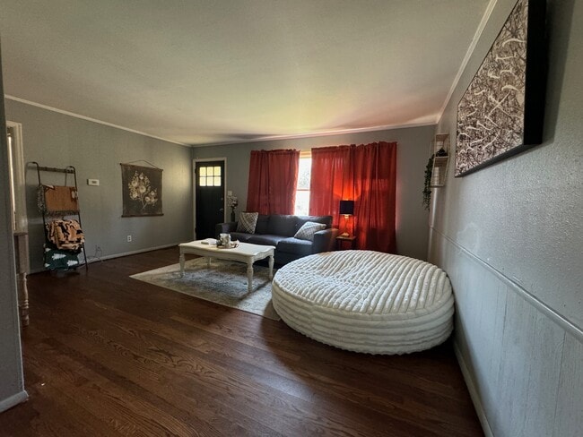 Living Room - 924 E 5th St