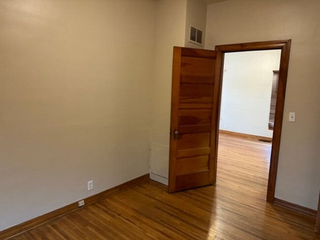 Building Photo - 2 Bedroom, 1 Bath, 1 Garage House w/ Appli...