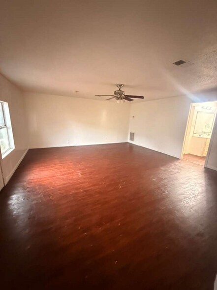 Building Photo - 430 Westchase St