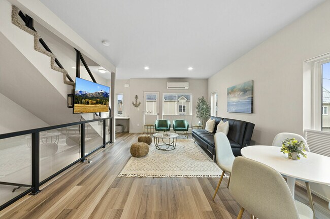 Building Photo - 904 21st St