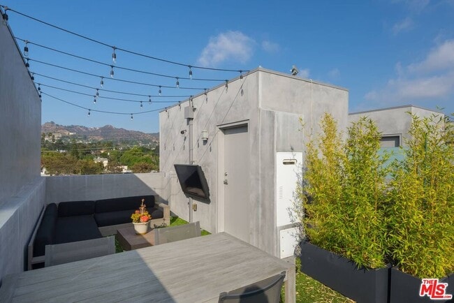 Building Photo - 1040 N Spaulding Ave