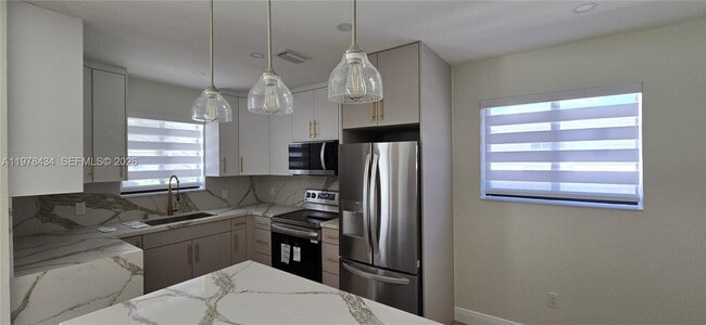 Building Photo - 2731 SW 29th Ave